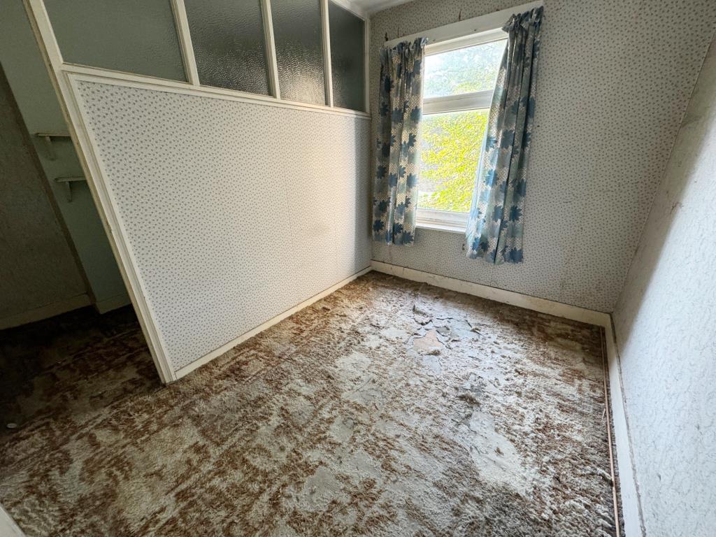 Lot: 1 - TERRACE HOUSE FOR IMPROVEMENT - Bedroom Four